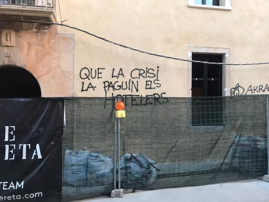 Pintadas contra el turismo en Santanyí