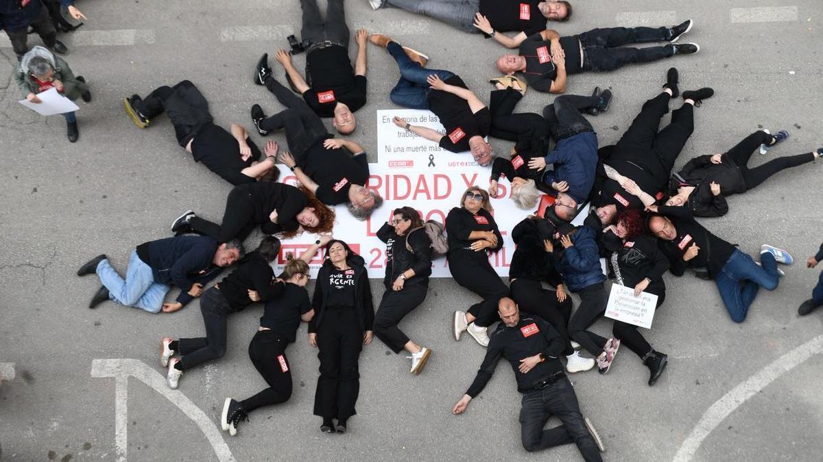 Muertos sobre el suelo: CCOO y UGT rinden homenaje a los 37 trabajadores fallecidos en la Región el pasado año