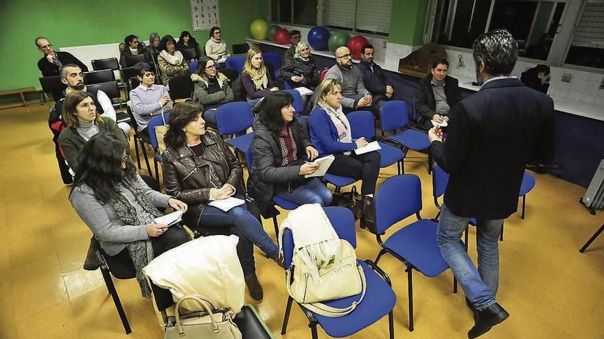 Asistentes a la presentación del proyecto FARO DA ESCOLA en el colegio de Rubiáns. // Iñaki Abella