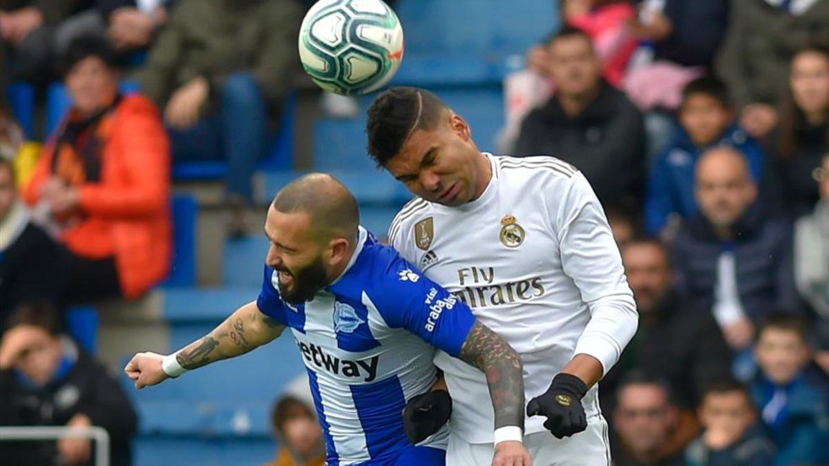 Casemiro y Aleix Vidal luchan un balón en el Alavés-Madrid