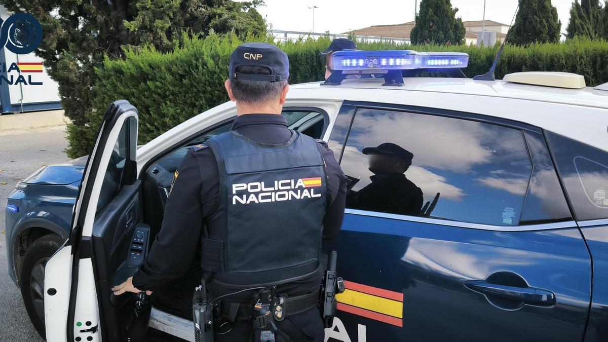 Un agente de la Policía Nacional en el coche patrulla.