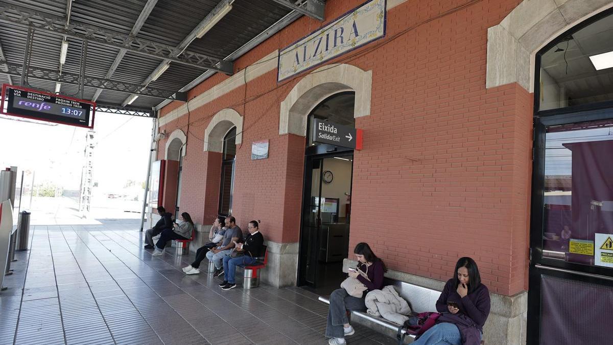 Imagen de archivo de la estación de Renfe e Alzira, por la que pasan 4.800 viajeros cada día.