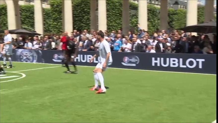 Fernando Hierro juega en París un partido de 'leyendas' del fútbol junto a Pelé y Maradona