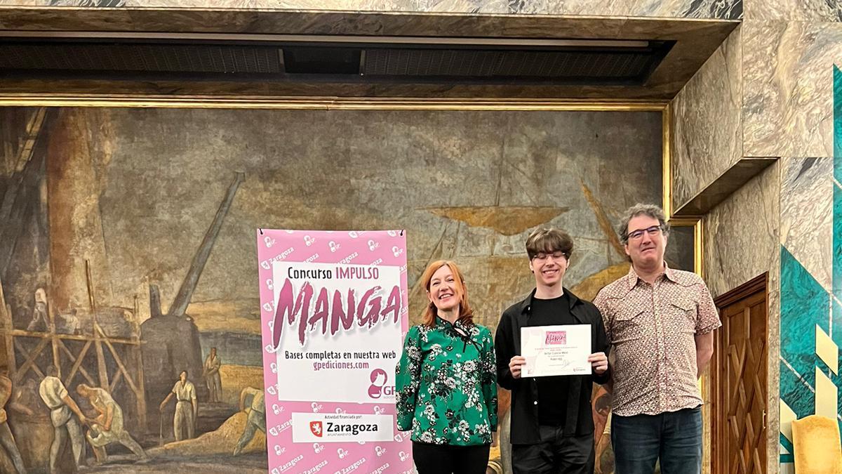 El ganador del premio Impulso Manga, Héctor Cisneros, en la sede de Caja Rural de Aragón