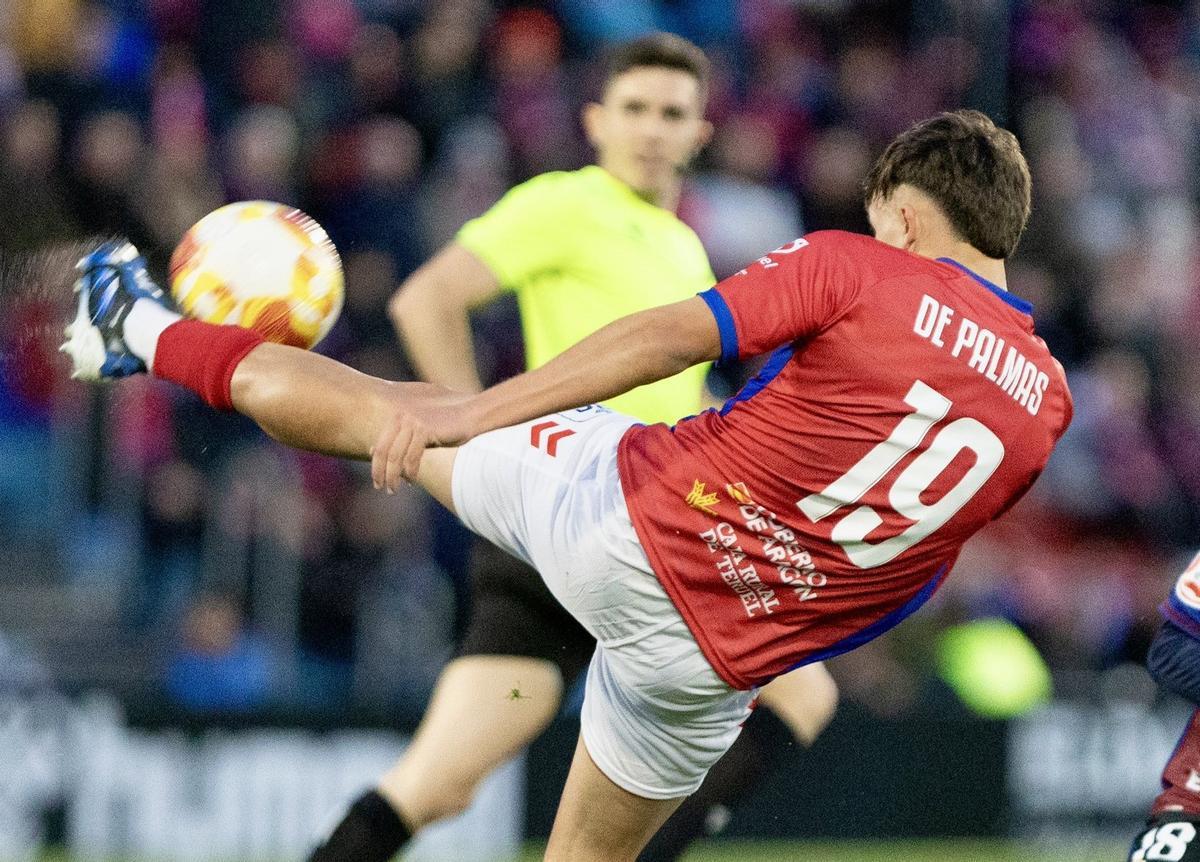 De Palmas despeja un balón en el partido ante el Eldense.