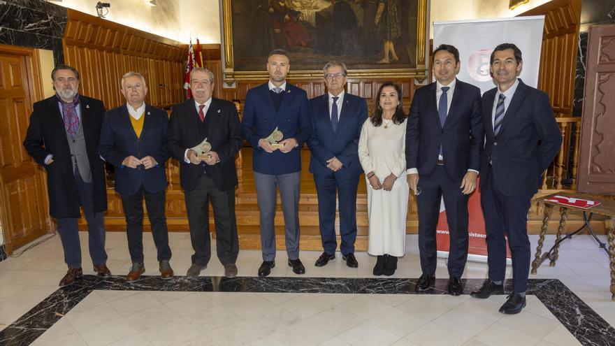 El Ayuntamiento de Caravaca y la Cofradía de la Vera Cruz reciben el premio del Colegio de Economistas de la Región de Murcia por el impulso del Año Jubilar 2024