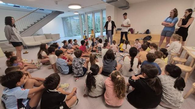 El alcalde de Lalín, José Crespo, y el concejal de Política Social, Avelino Souto, realizaron una visita a los asistentes al Servizo Concilia Verán. Se leva a cabo en el edificio sociocultural, con 80 niños del municipio. Se trata de un servicio que se extiende entre el 22 de junio y el 7 de septiembre, facilita la conciliación de las familias, y ofrece una propuesta lúdica y educativa dirigida a menores de entre 3 y 12 años.