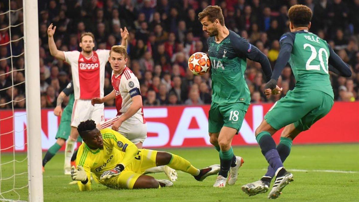 Fernando Llorente puso en muchos probelmas a la defensa del Ajax