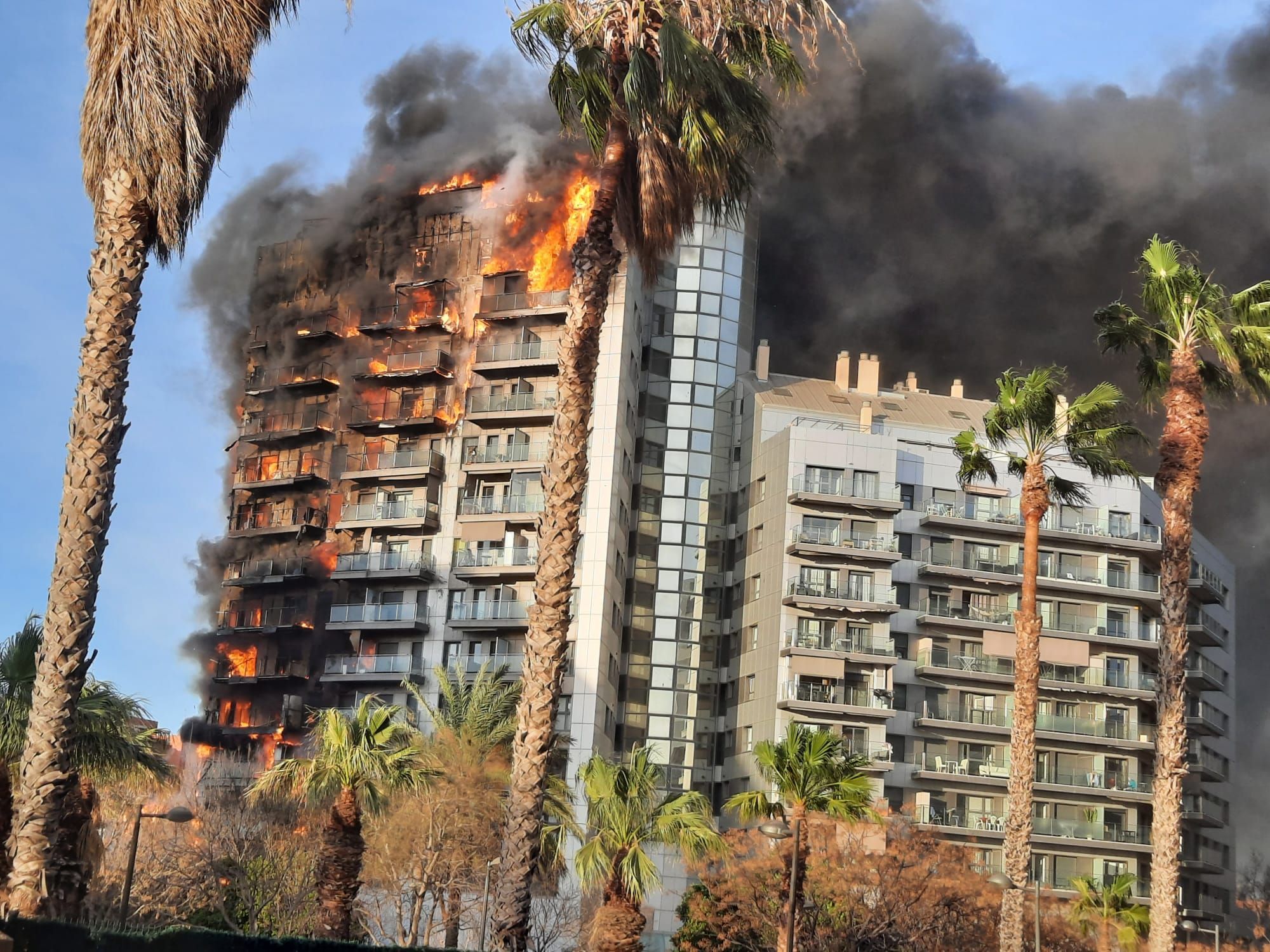 El fuego devora un edificio en la avenida Maestro Rodrigo de València