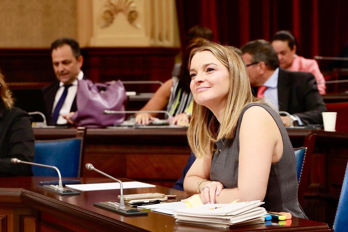 La presidenta del Govern, Marga Prohens, este miércoles, en el Parlament durante el debate.