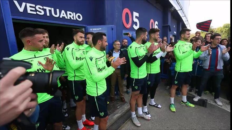 La afición del Levante UD muestra su apoyo a los jugadores