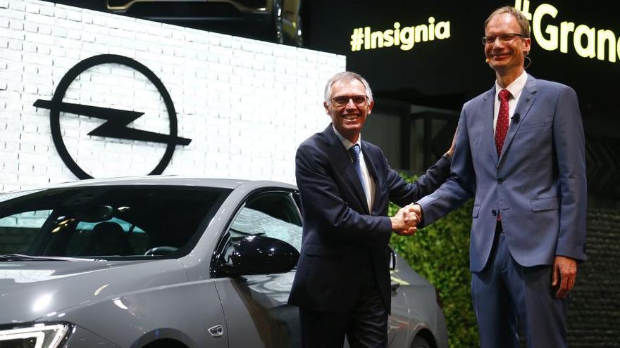 El presidente de PSA, Carlos Tavares, y el consejero delegado de Opel, Michael Lohscheller, en el Salón del Automóvil de Fráncfort