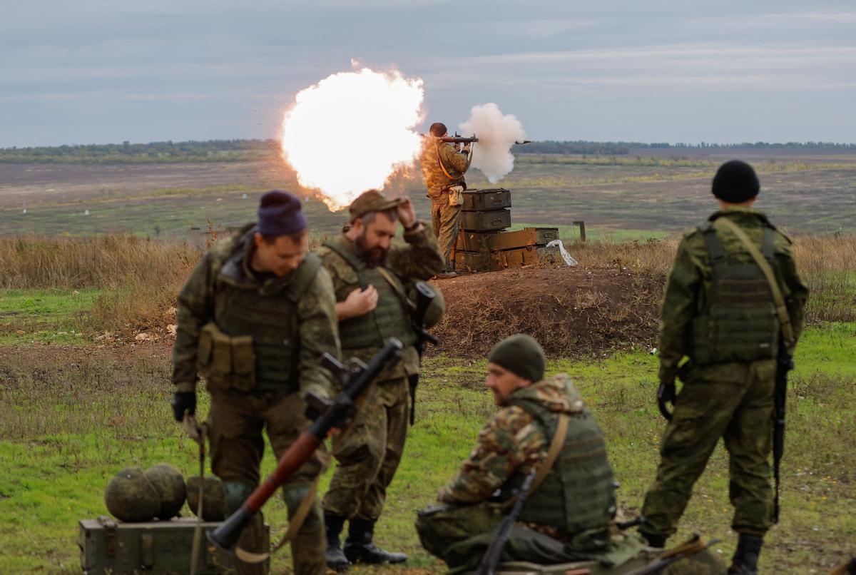 Reservistas rusos recién movilizados participan en un entrenamiento en un campo de tiro en la región de Donetsk