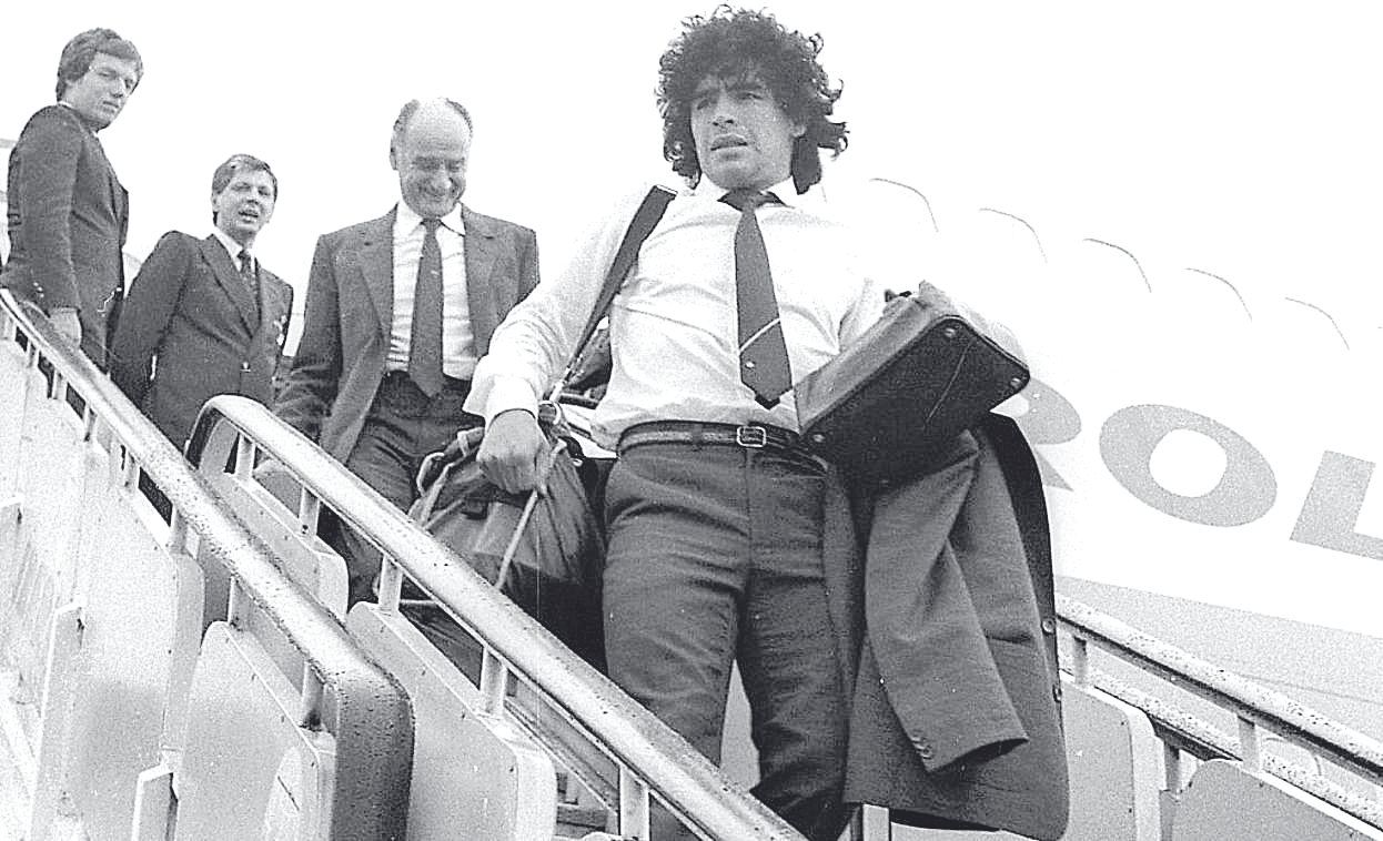 Maradona a su llegada a El Altet en el verano de 1982 para el Mundial de España.