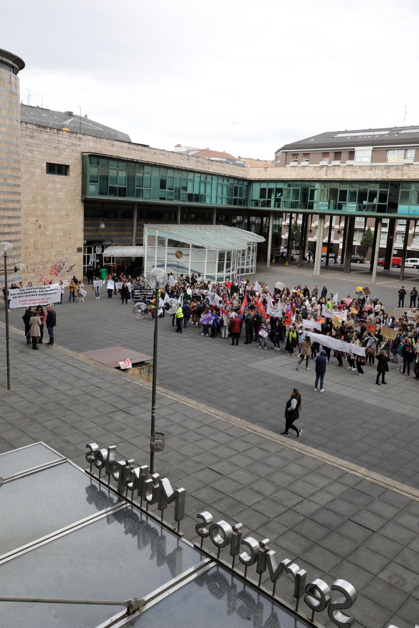 En imágenes: Multitudinaria protesta de los trabajadores del ERA: "Nuestras vacaciones no son un trueque electoral"