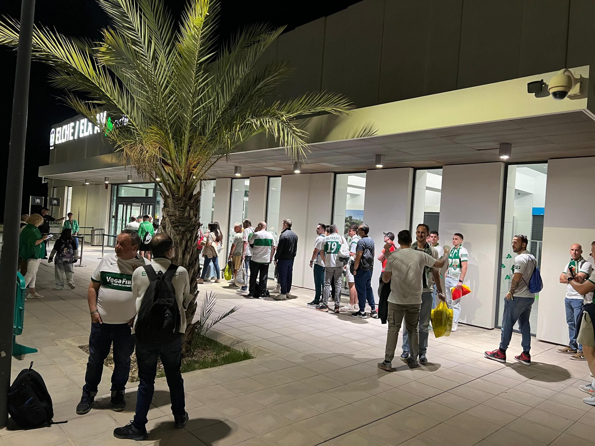 La afición del Elche inicia su viaje a La Coruña para ver ascender al equipo