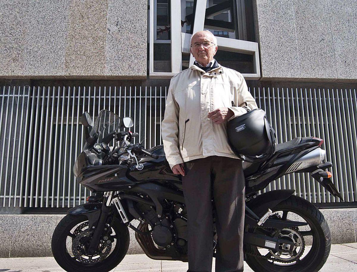 Tomás Cerra, delante de su moto, en una imagen de 2011.