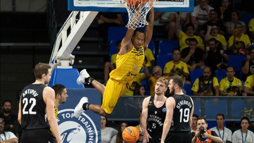 Darion Atkins durante un mate en el encuentro.