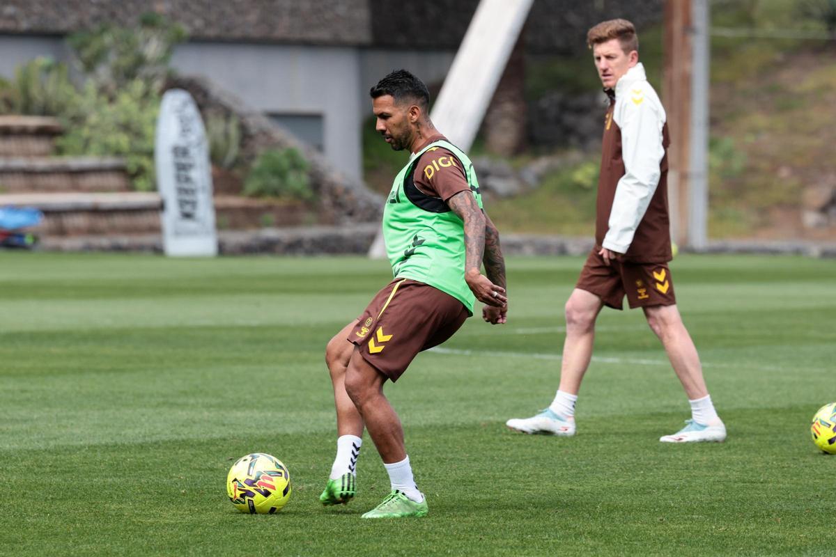 Jonathan Viera Ramos golpea el esférico ante Mossa.