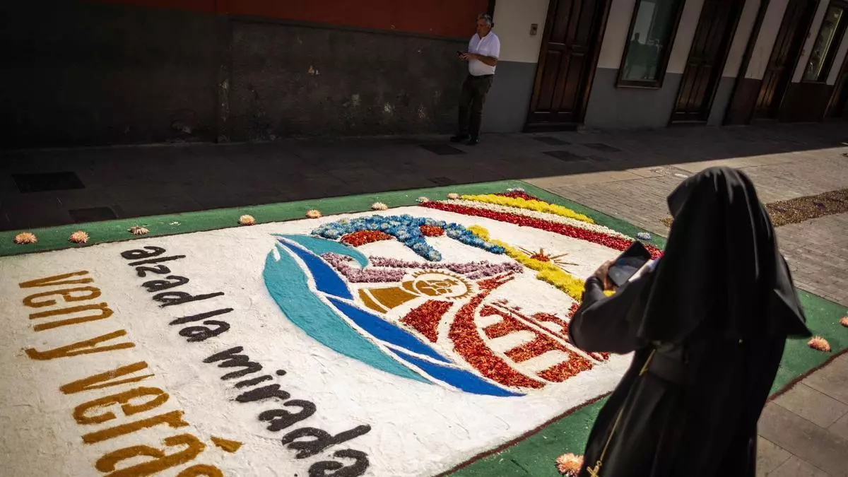 Pétalos y arena para una festividad con siglos de historia: el Corpus Christi de La Laguna despliega más de sesenta alfombras por distintos puntos de la ciudad