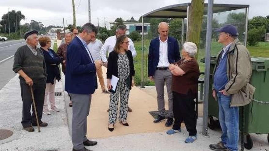 La Xunta asiste a la puesta en marcha de una senda peatonal en Curtis