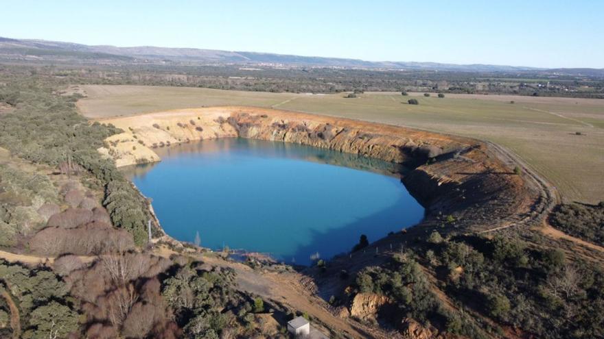 Lago artificial de la cantera de pizarra de San Vicente de la Cabeza. | Chany Sebastián