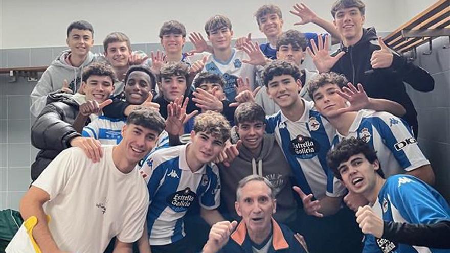 El profesor Manolo Losada, abajo, con estudiantes de Segundo de Bachillerato del colegio Calasanz, antes de su jubilación. | Cedida por Colegiocalasanzcoruna