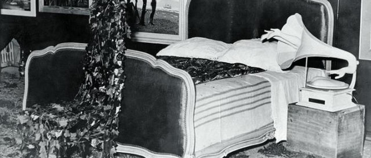 · Fotografía de &#039;La chambre cauchemar&#039; incluida en el artículo &#039;The French Now Apply Surrealism to Furniture&#039;. Life (7 de febrero del 1938), p. 57.