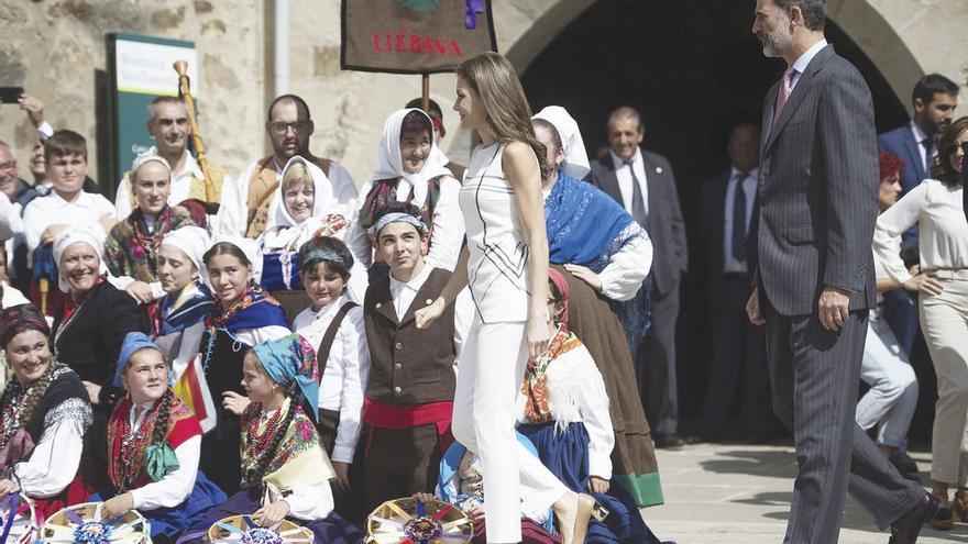 Los Reyes, durante su visita a Santo Toribio. // Efe