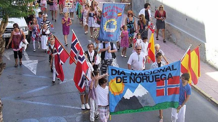Varios aspectos del desfile de ayer de la colonia noruega de la comarca en Torrevieja.