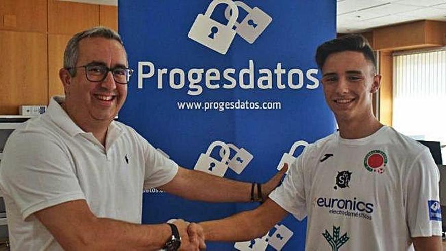 El nuevo jugador estrecha la mano a su presidente.