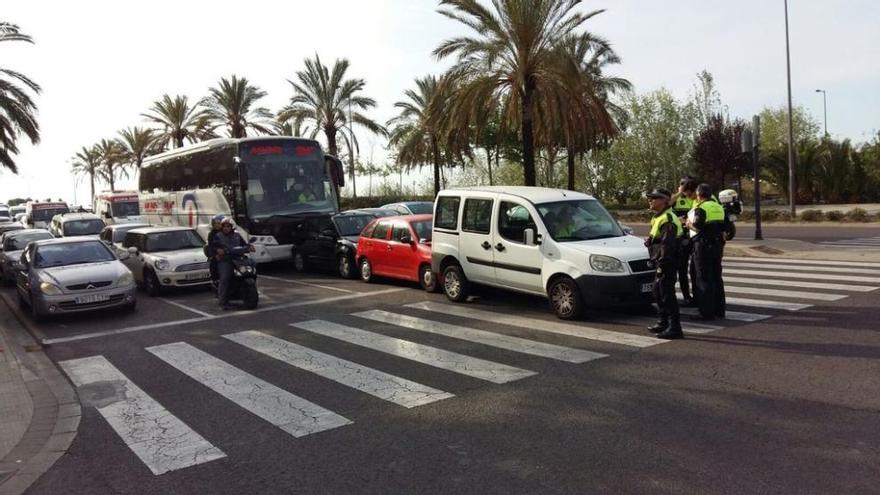 Dos heridas en Valencia tras un choque entre un bus y dos coches