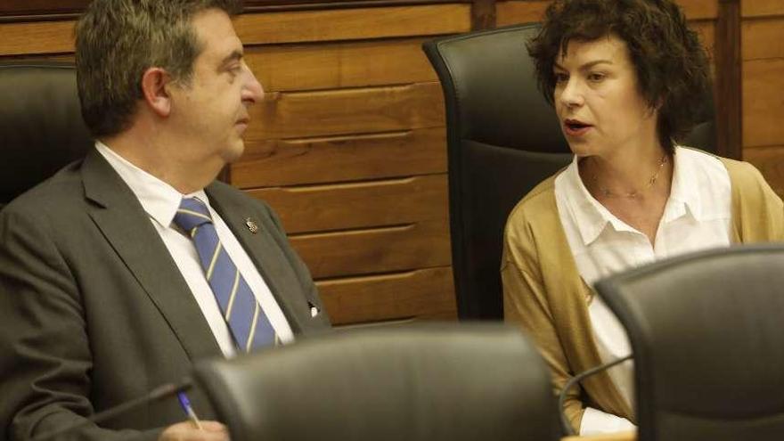 Esteban Aparicio y Montserrat López Moro charlan durante un momento de la sesión plenaria.