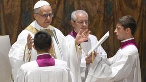 El papa León XIV oficia su primera misa en la Capilla Sixtina. 