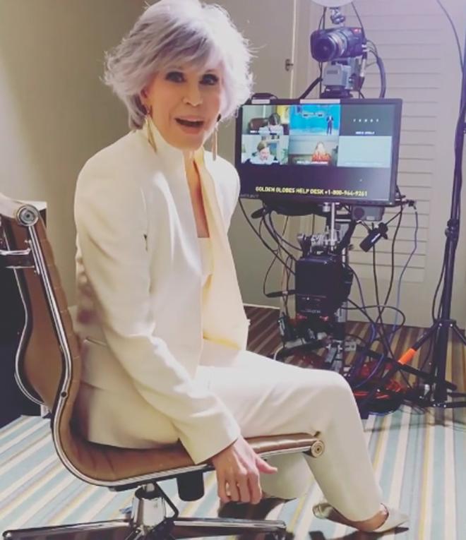 Jane Fonda con traje blanco en los Globos de Oro 2021