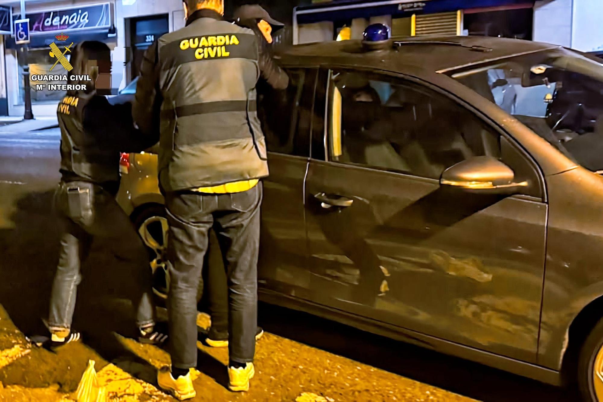 Momento en el que fueron detenidos los dos asaltantes en Arteixo.