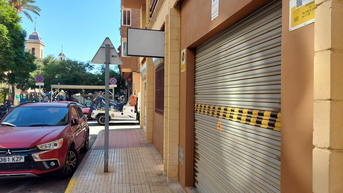 La grúa municipal pasa junto a una calle santjoanera que dispone de un vado con el QR.