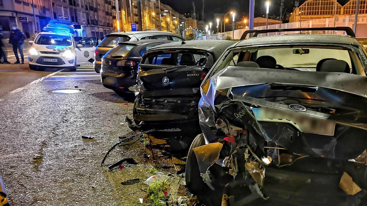 Hasta diez coches destrozados: las imágenes del accidente múltiple de Marín que se investiga como pique