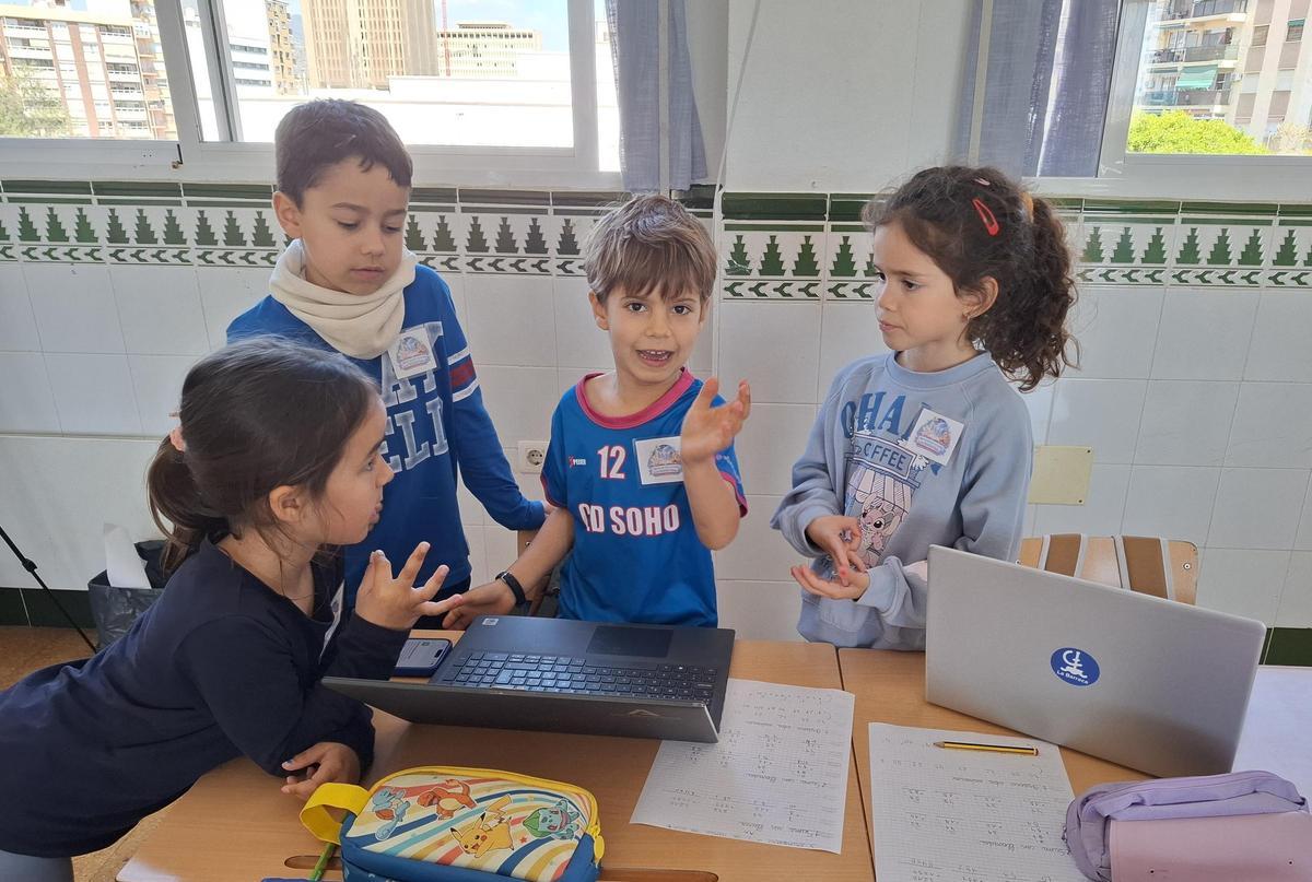 Alumnos del CEIP García Lorca de Málaga durante el proyecto con IA sobre la lectura.