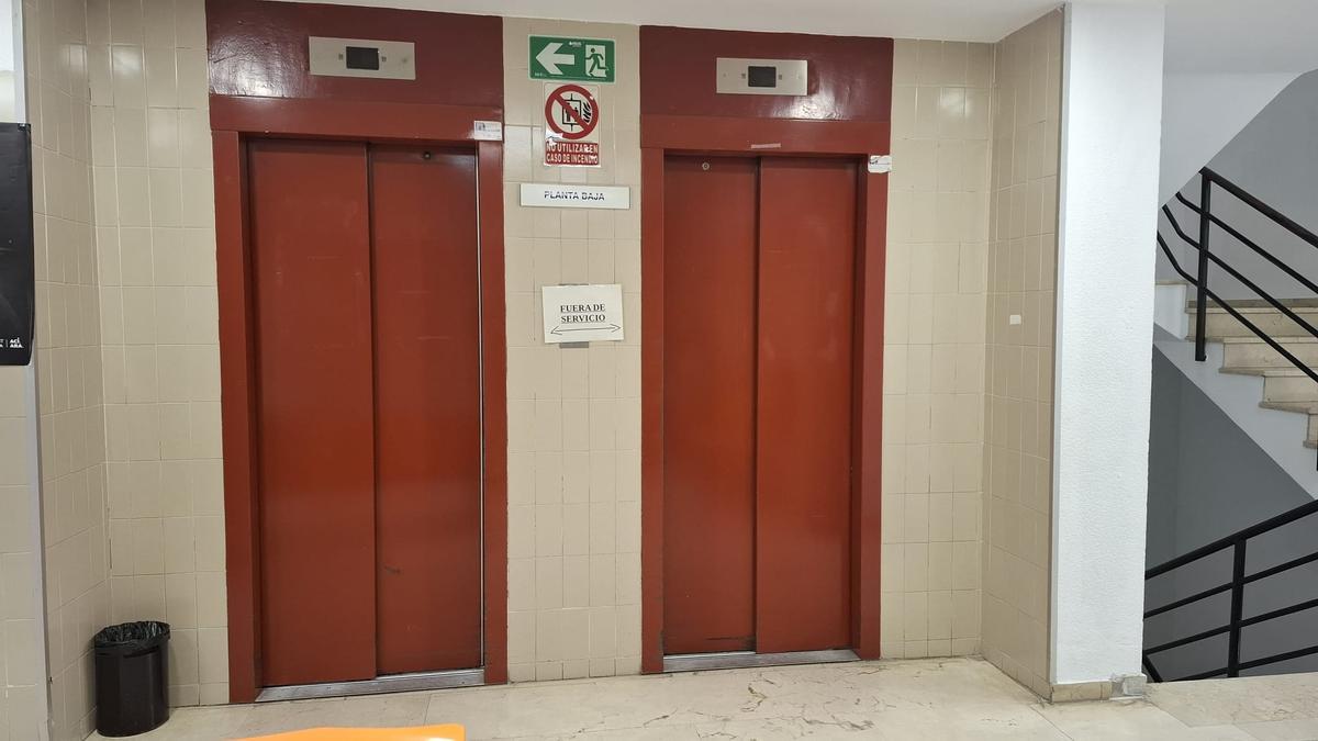 Los dos ascensores del Centro de Salud 1 de Villena fuera de servicio