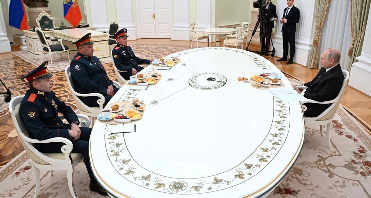 Vladímir Putin se reune con militares de la campaña especial ucraniana. Vladímir Putin se reune con militares de la campaña especial ucraniana.