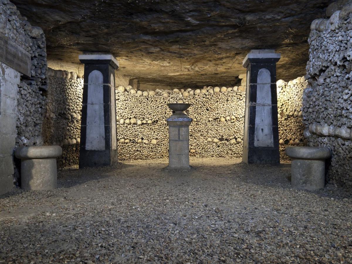 Las catacumbas de París tienen cientos de años de historia.