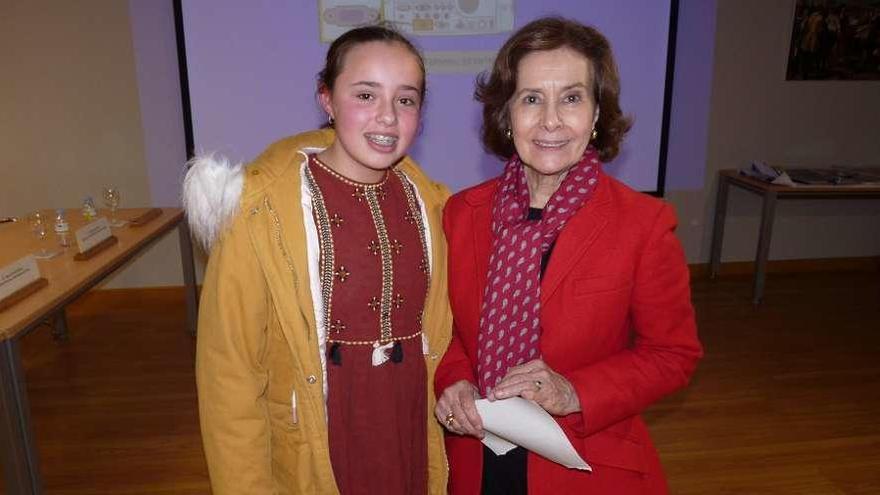 Alicia Méndez, con la profesora del voluntariado de la fundación Amigos del Museo del Prado, María Dolores Martínez Ferrando.