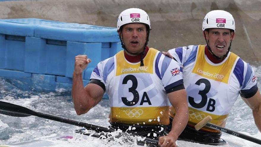 Tim Baillie y Etienne Stott celebran el oro conseguido