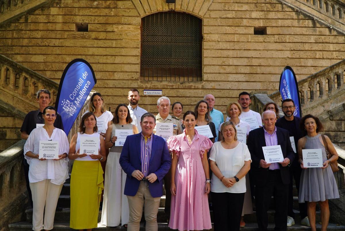 Imagen de la entrega de las placas acreditativas a los museos reconocidos oficialmente por el Consell.