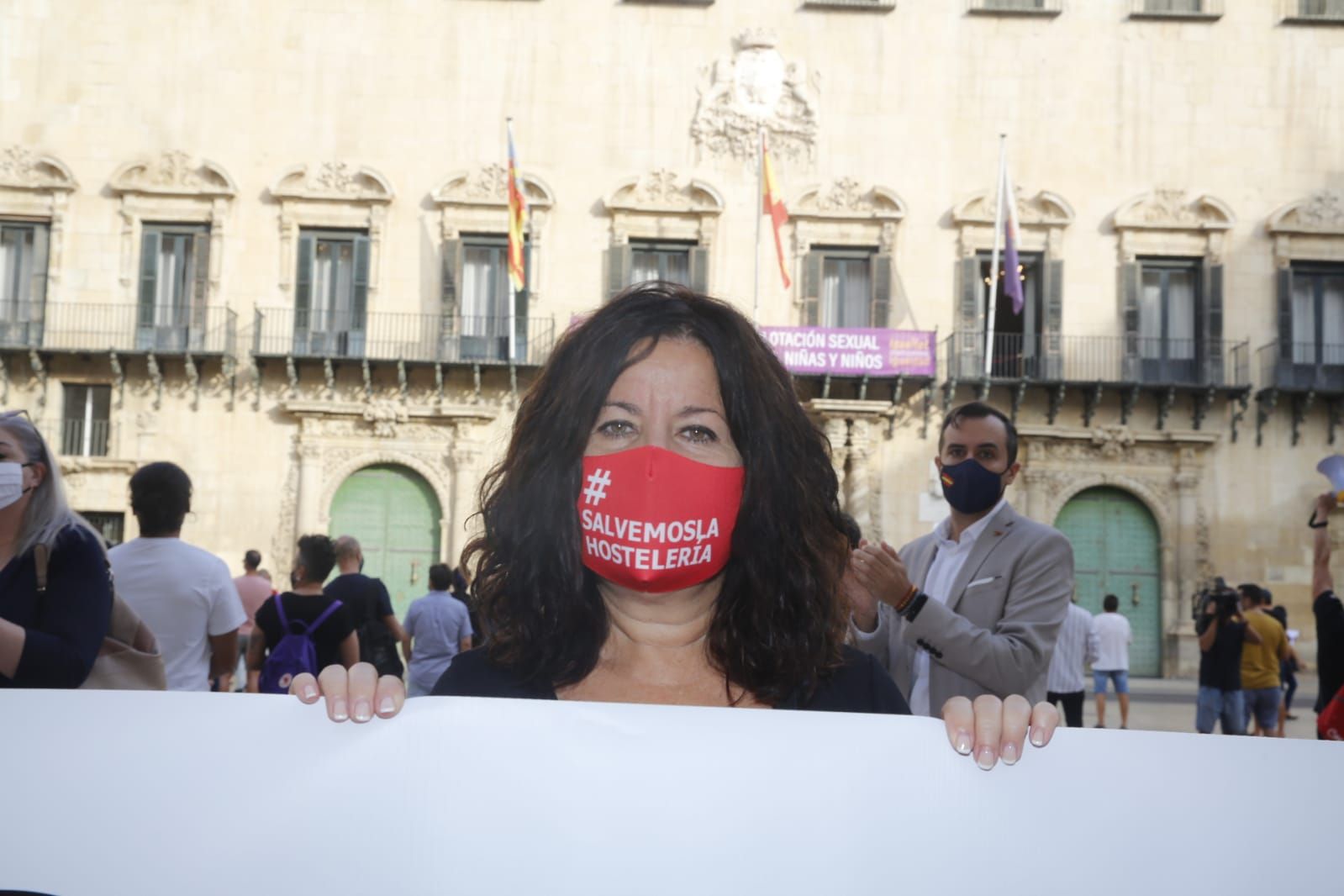 El sector de la Hostelería protesta frente al Ayuntamiento de Alicante