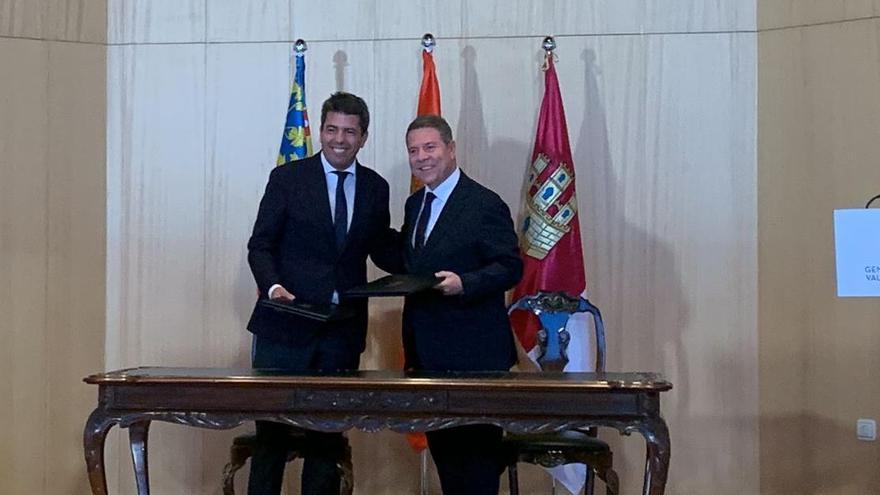 Mazón y Page firman el primer convenio sanitario entre la C. Valenciana y Castilla - La Mancha