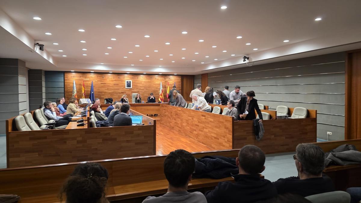 La oposición abandona el pleno tras rechazar la inclusión de la moción en el pleno.