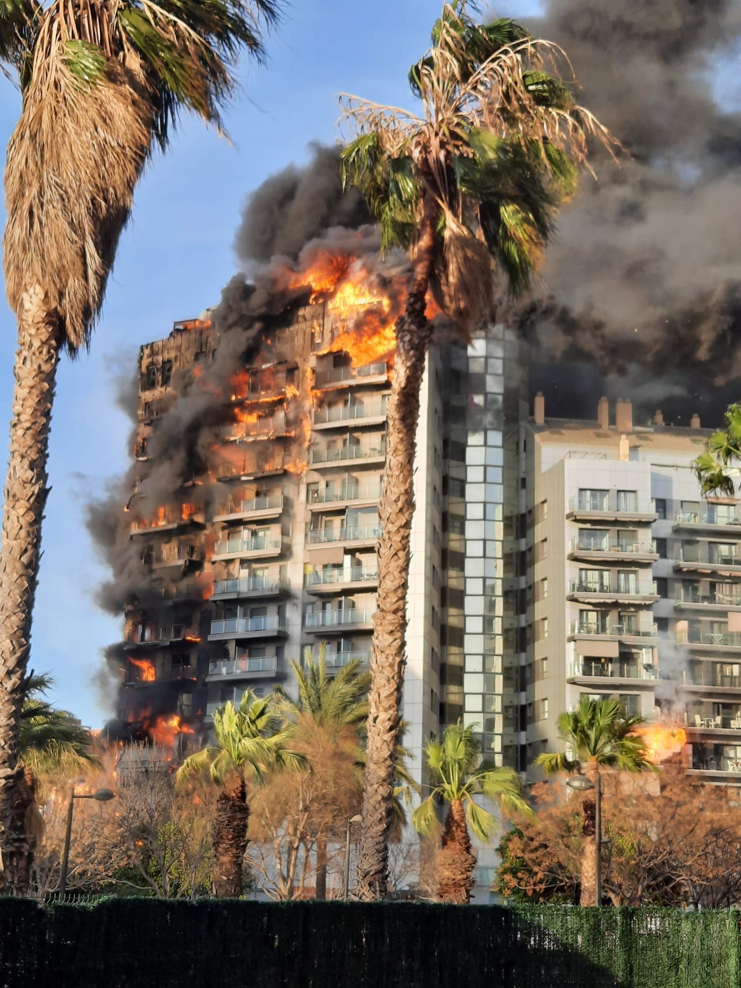 El fuego devora un edificio en la avenida Maestro Rodrigo de València