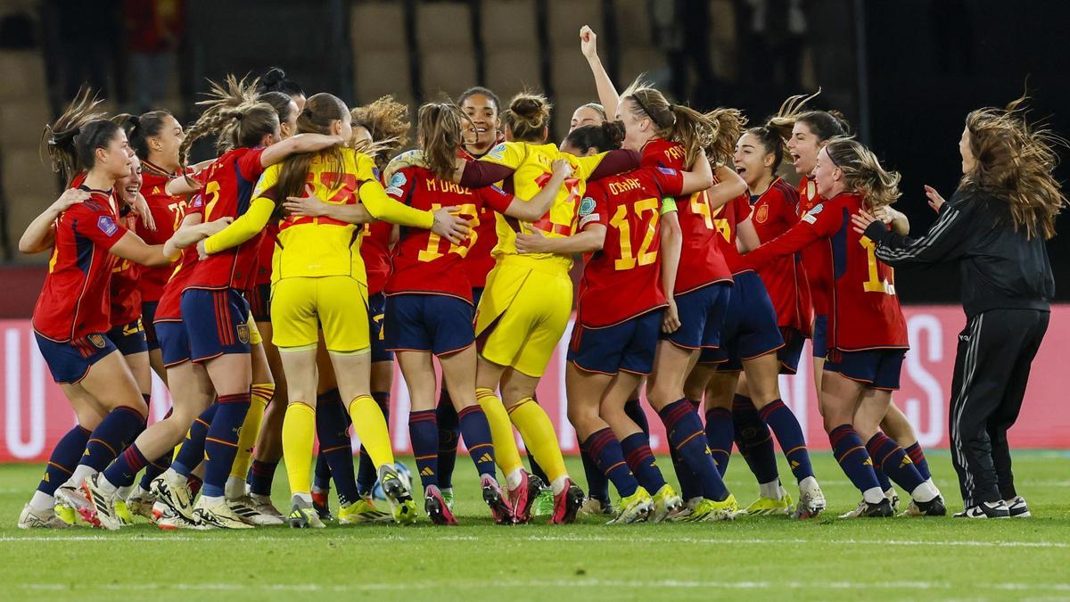 El corro de las futbolistas españolas tras vencer a Francia en la final de la Nations League.